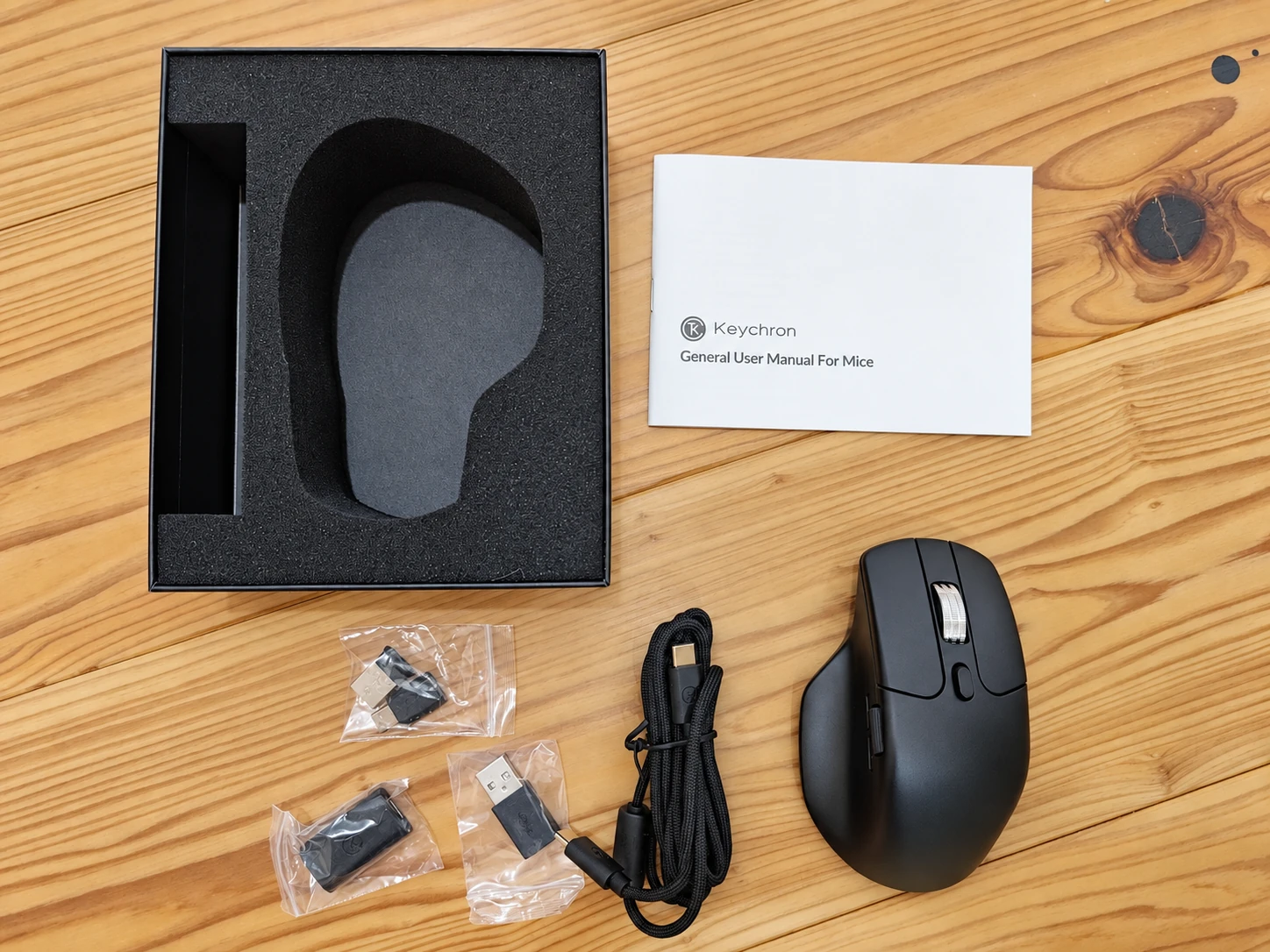 Keychron M6本体、ケーブル、説明書、袋入りの各種アダプターなどを並べた同梱品一式