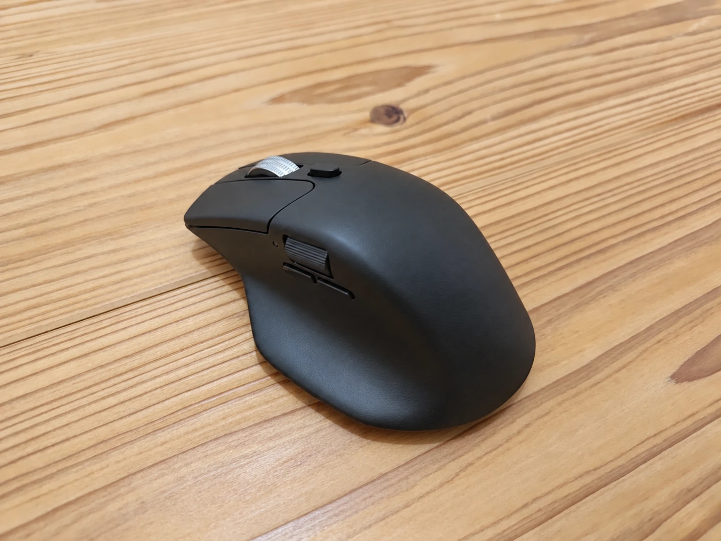 親指側の斜め後方から見たKeychron M6の曲面と親指レスト