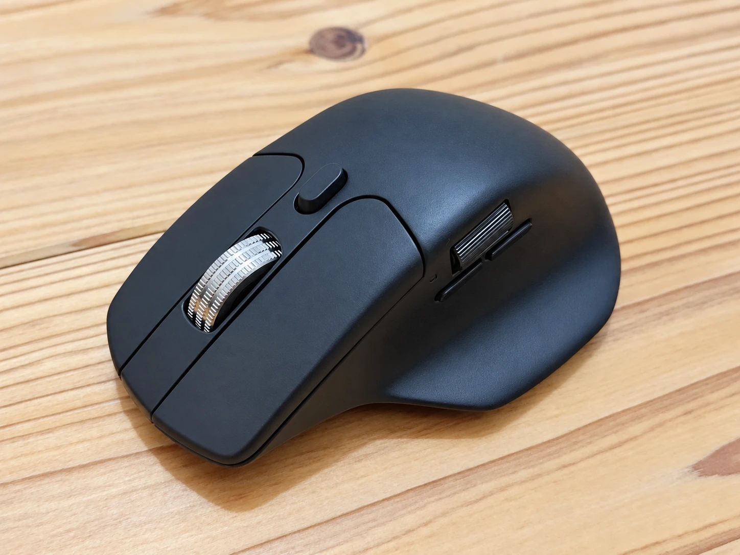 前方斜めから見たKeychron M6の金属色縦ホイールと天面切替ボタンおよび横ホイール