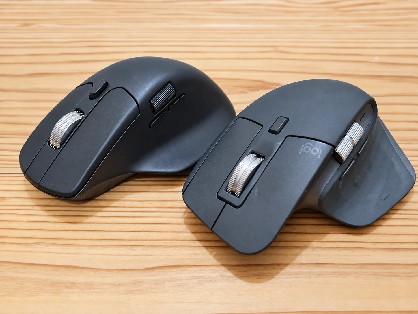 左に並べたKeychron M6と右に並べたMX Master 3Sの外観