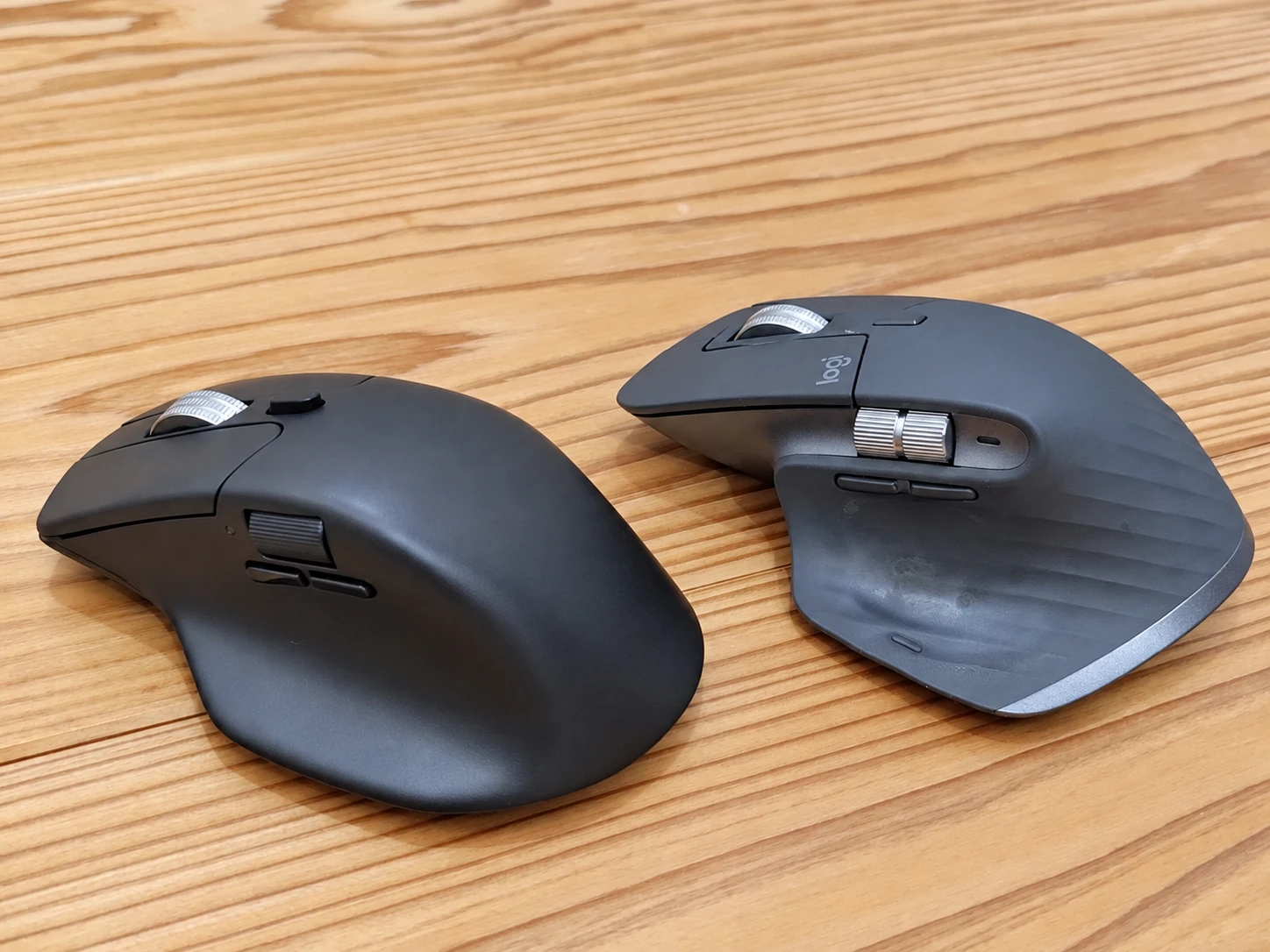 左のKeychron M6と右のMX Master 3Sの側面およびボタン配置の比較