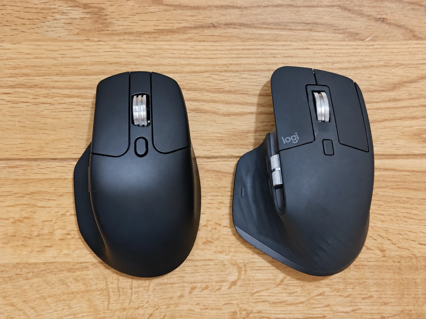 左のKeychron M6と右のMX Master 3Sを真上から並べた比較写真