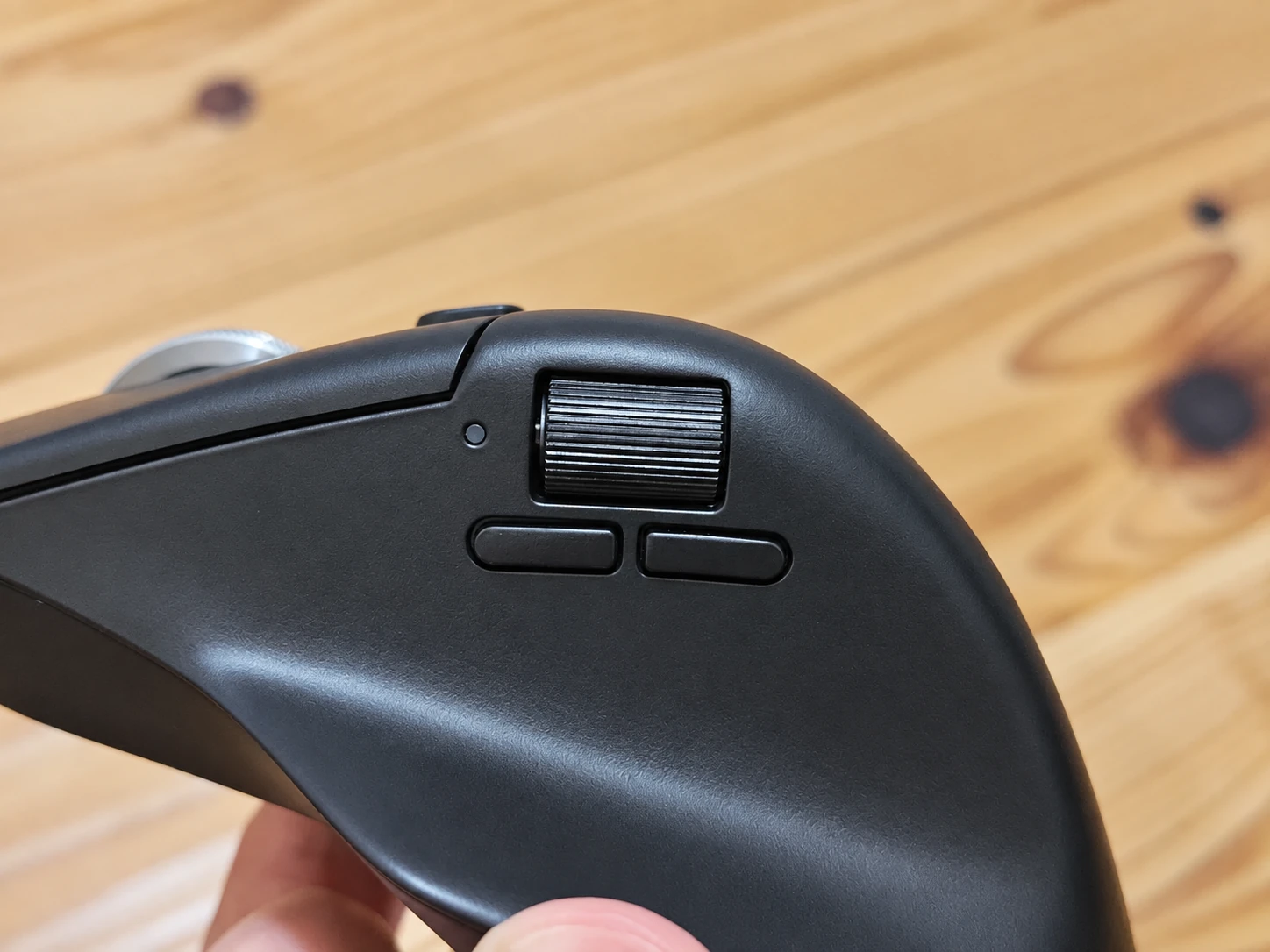 Keychron M6の親指側横ホイールと2つの進む・戻るボタンの接写