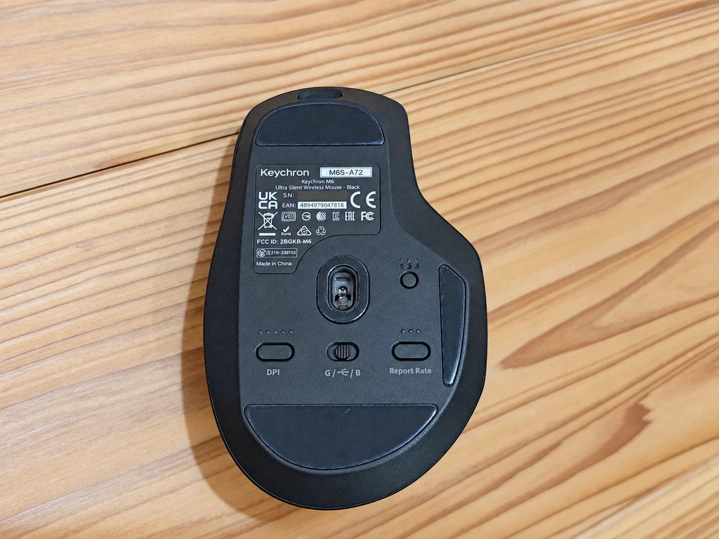 センサーとDPI・接続切替・Report Rateボタンが並ぶKeychron M6の底面