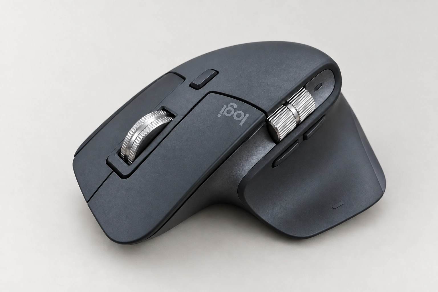 使用していたMX MASTER 3Sの形とホイールが分かる斜めからの外観