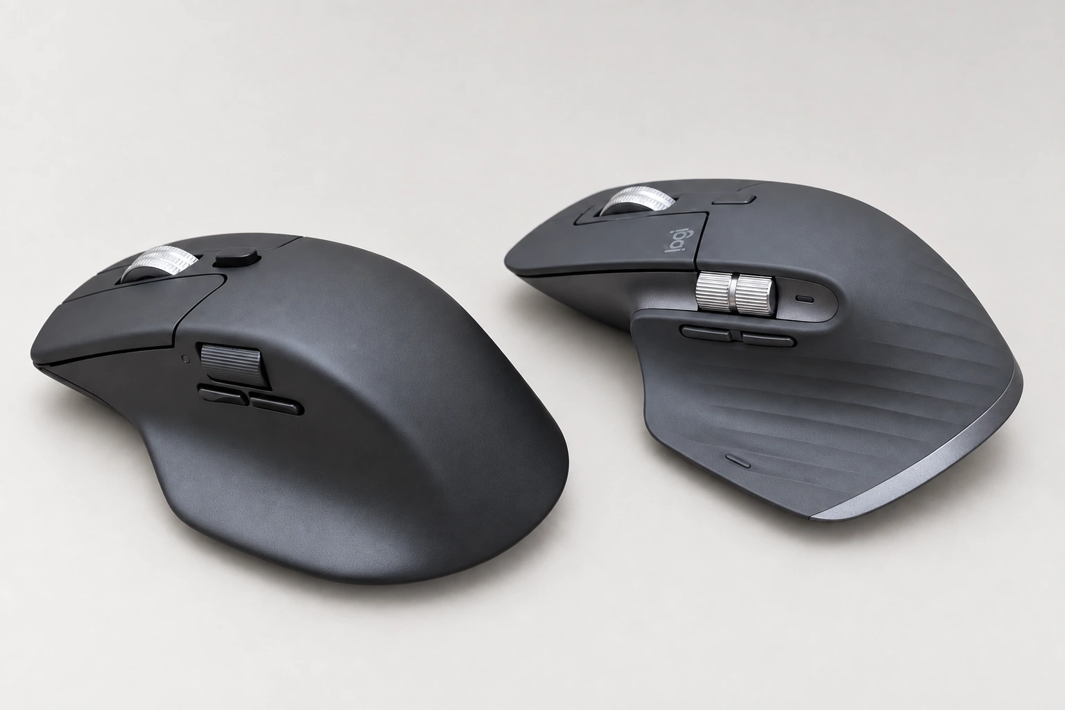 左のKeychron M6と右のMX Master 3Sの側面およびボタン配置の比較